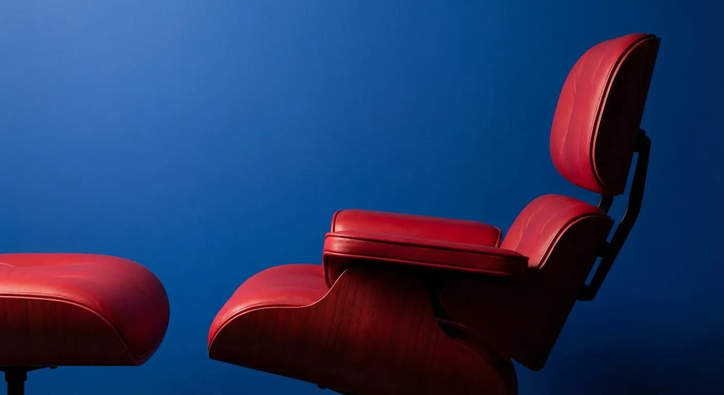 Couleur rouge bleu : conseils pour une décoration réussie Contraste minimaliste entre le rouge et le bleu pour une décoration moderne