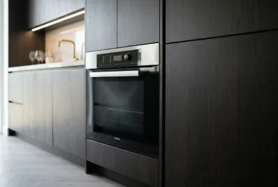 Détail de l'intégration four et réfrigérateur dans une cuisine moderne