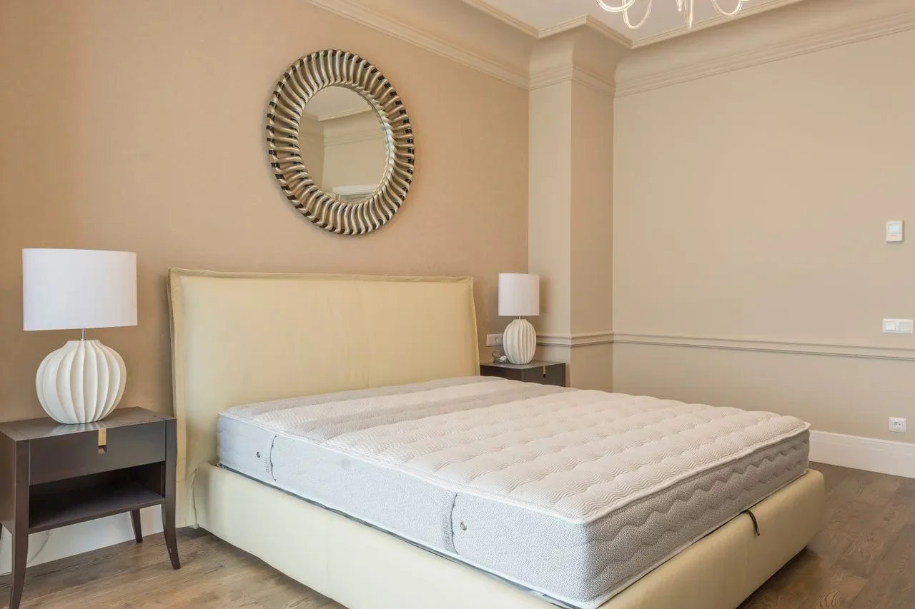 Literie dans une chambre Lit et matelas dans une chambre, photographie fournie par Ereferer