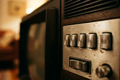 Gros plan sur les boutons physiques d'une télévision Grandin