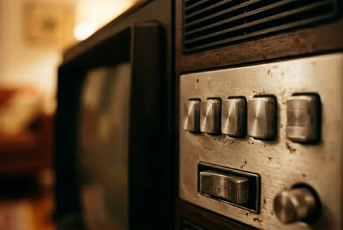 Réglage TV Grandin sans télécommande : 4 astuces - Comment régler votre TV Grandin sans télécommande (Guide) - TV Grandin sans télécommande : nos solutions rapides Gros plan sur les boutons physiques d'une télévision Grandin