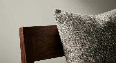 Détail d'un coussin sur une structure en bois pour un canapé DIY