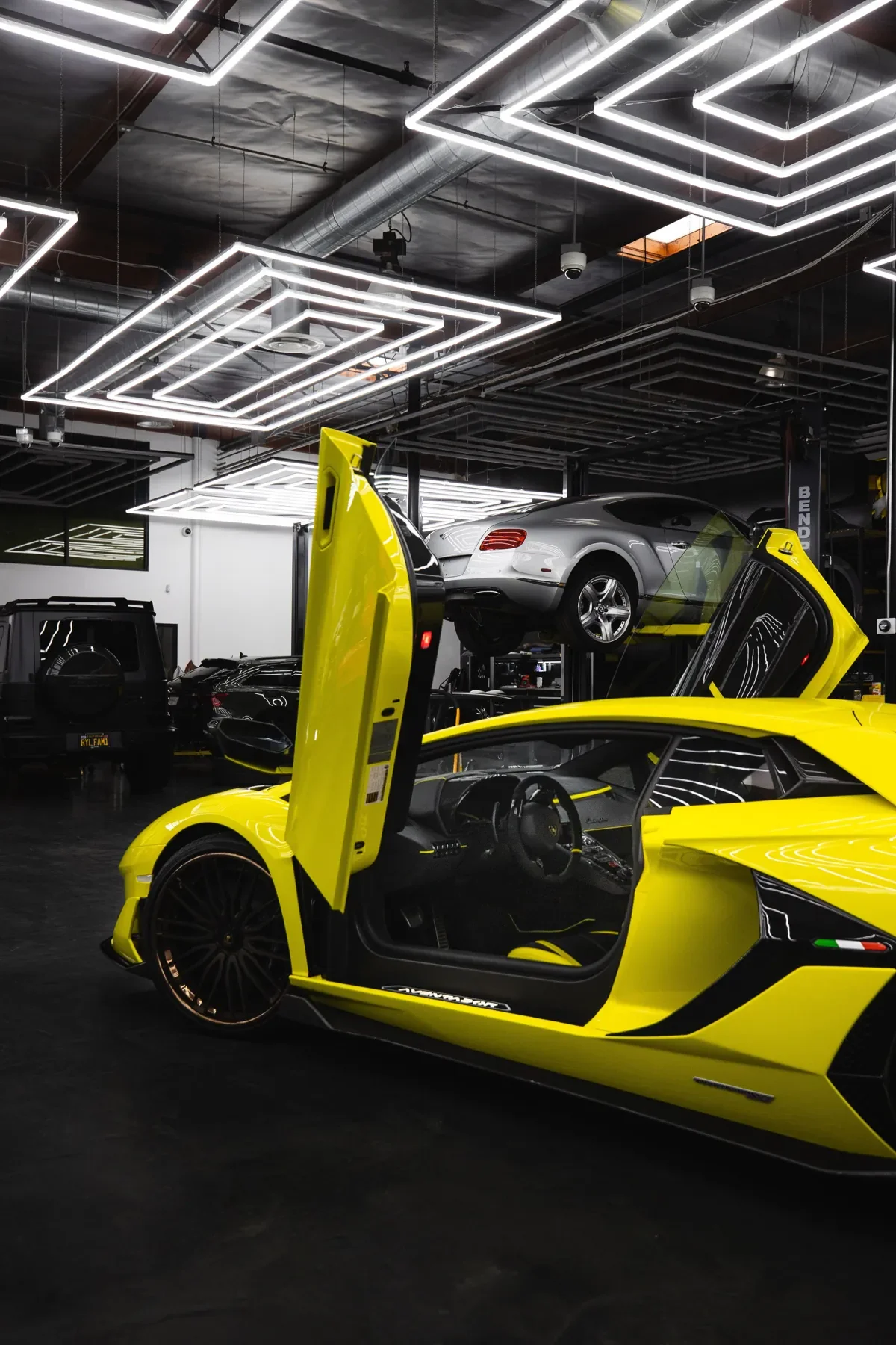Luminaires LED blancs suspendus au plafond dans un atelier automobile
