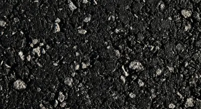 Gros plan contrasté sur la texture d'un enrobé bitumineux