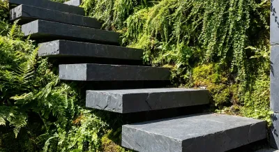 Escalier flottant minimaliste dans un jardin incliné contemporain