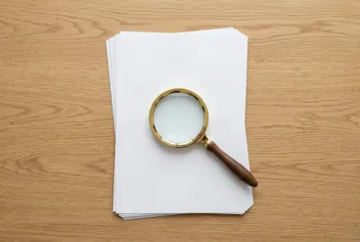 Dossier administratif et loupe