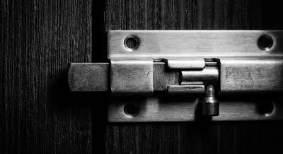 Gros plan minimaliste d'un pêne demi-tour de serrure