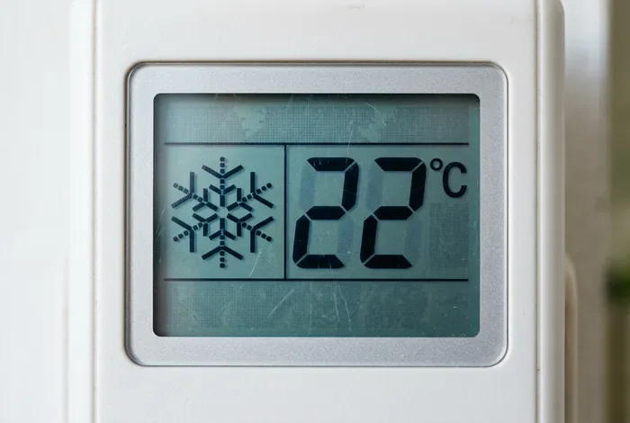Écran LCD de télécommande de climatisation affichant le mode froid à 22 degrés.