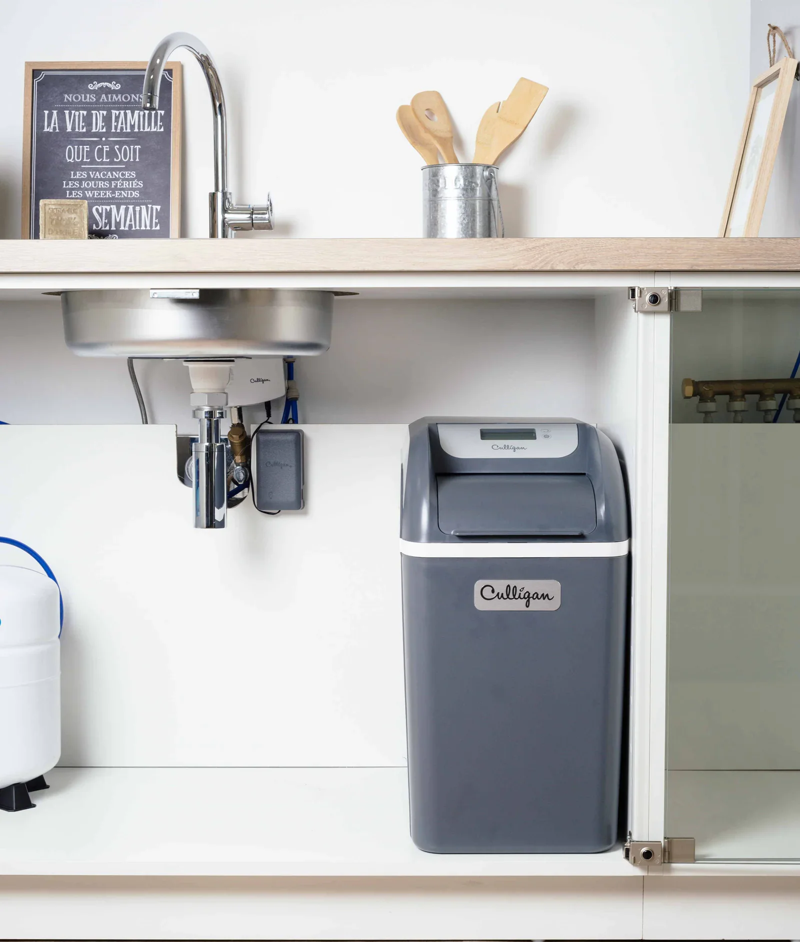 Adoucisseur Culligan Avenew installé sous un évier Adoucisseur d’eau Culligan Avenew installé sous un évier de cuisine