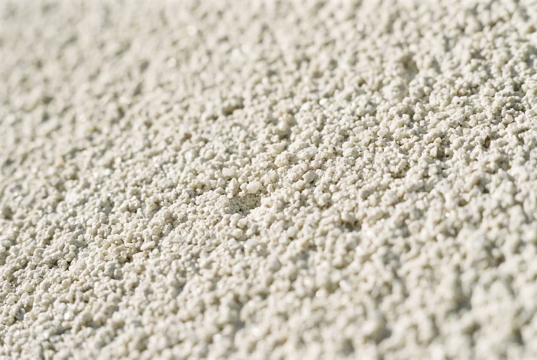 Grain de l'enduit Blanc de la Côte Détail de la granulométrie et de la texture de l'enduit minéral PRB