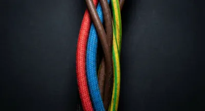 Gros plan sur les codes couleurs des fils électriques
