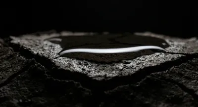 Gros plan d'eau stagnante sur une terre argileuse