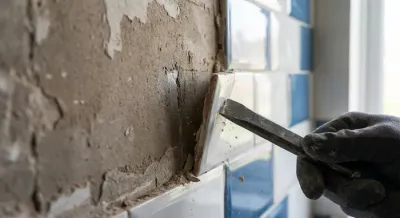 Contraste entre carreaux restants et placo mis à nu lors d'une dépose.