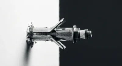 Gros plan d'une cheville Molly pour fixation solide sur placo.