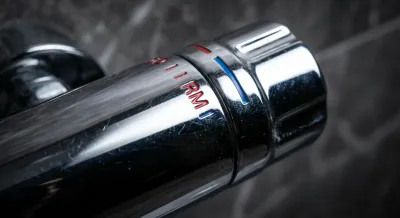 Gros plan sur le bouton de réglage d'un mitigeur thermostatique