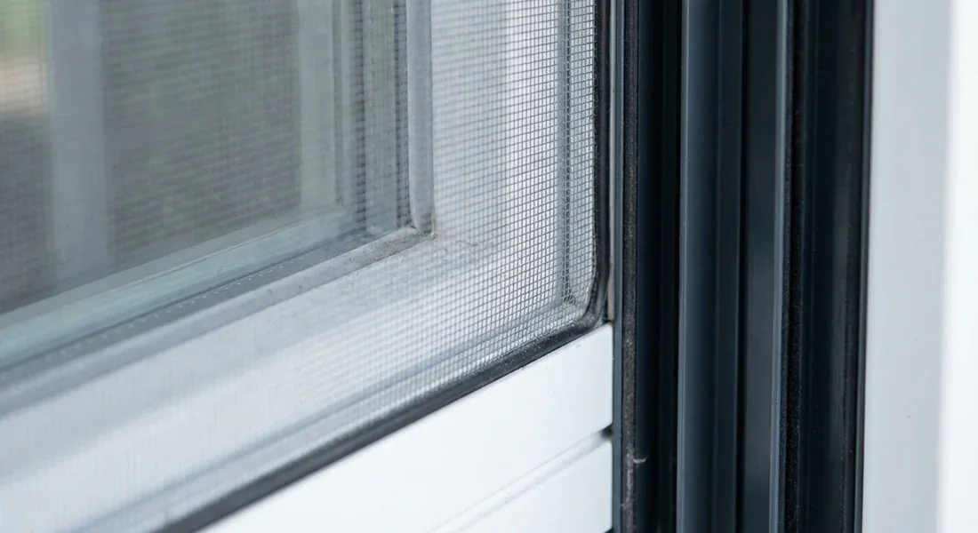Moustiquaire installée entre la fenêtre et le volet roulant
