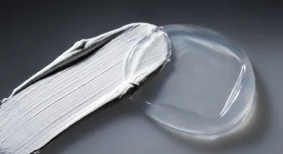 Miniature minimaliste montrant le contraste entre la texture de la peinture et du silicone.