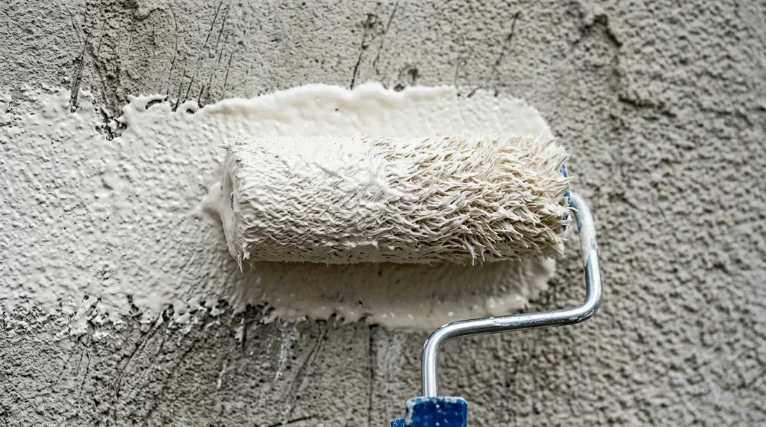 Application technique de peinture sur enduit gratté