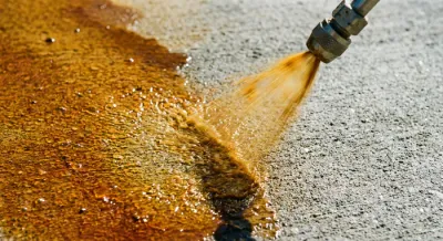 Contraste entre béton gris et béton coloré par pulvérisation